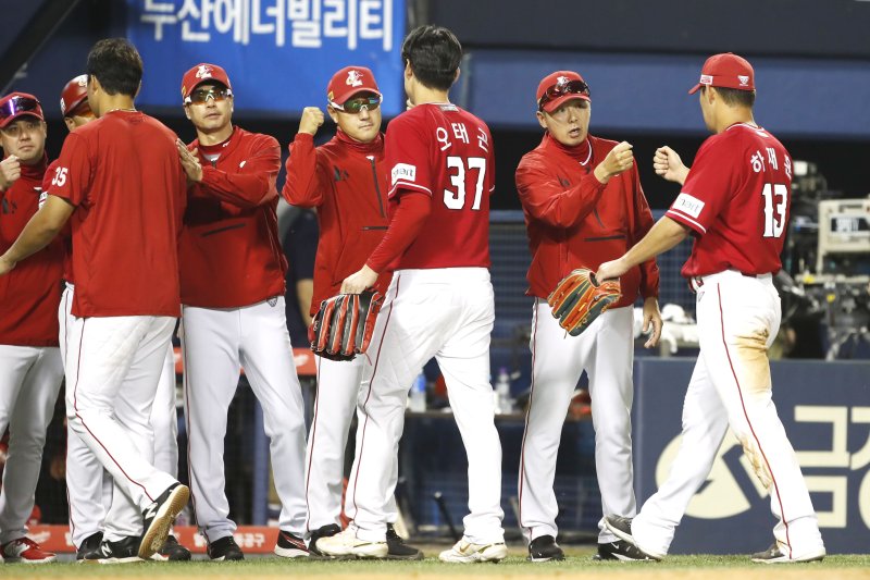 [서울=뉴시스] 정병혁 기자 = 26일 서울 송파구 잠실야구장에서 열린 2023 프로야구 두산 베어스 대 SSG 랜더스의 경기에서 14대3으로 승리한 SSG 김원형 감독과 선수들이 기뻐하고 있다. 2023.05.26. jhope@newsis.com