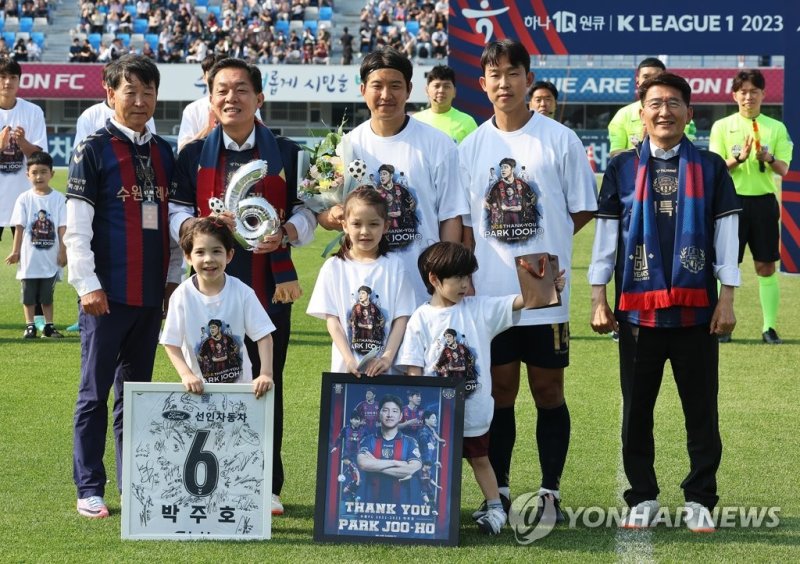 기념촬영 하는 박주호 (수원=연합뉴스) 홍기원 기자 = 축구 국가대표 출신 박주호가 6일 오후 경기도 수원종합운동장에서 수원FC와 울산 현대 경기에 앞서 열린 은퇴식에서 기념촬영을 하고 있다. 2023.6.6 xanadu@yna.co.kr (끝) /사진=연합뉴스