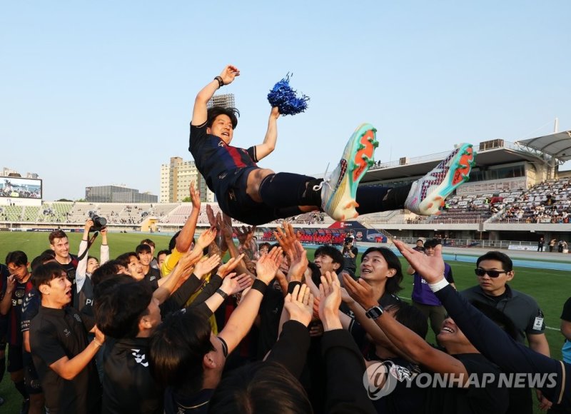 헹가래 받는 박주호 (수원=연합뉴스) 홍기원 기자 = 6일 경기도 수원종합운동장에서 열린 '하나원큐 K리그 1' 수원FC와 울산 현대의 경기가 끝난 후 이번 경기를 마지막으로 은퇴하는 수원FC 박주호가 헹가래를 받고 있다. 2023.6.6 xanadu@yna.co.kr (끝) /사진=연합뉴스