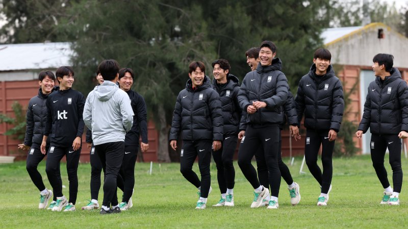 김은중 감독이 이끄는 한국 20세 이하(U-20) 월드컵 축구대표팀이 7일(현지시간) 아르헨티나 라 플라타 하워드 존슨 호텔 인근 훈련장에서 회복훈련을 하기 전 걸으며 몸을 풀고 있다. 2023.6.7/뉴스1 ⓒ News1 이승배 기자