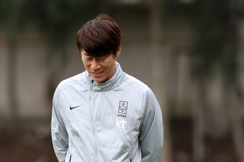 김은중 한국 20세 이하(U-20) 월드컵 축구대표팀 감독이 7일(현지시간) 아르헨티나 라 플라타 하워드 존슨 호텔 인근 훈련장에서 선수들의 회복훈련에 앞서 훈련장을 거닐며 미소 짓고 있다. 2023.6.7/뉴스1 ⓒ News1 이승배 기자