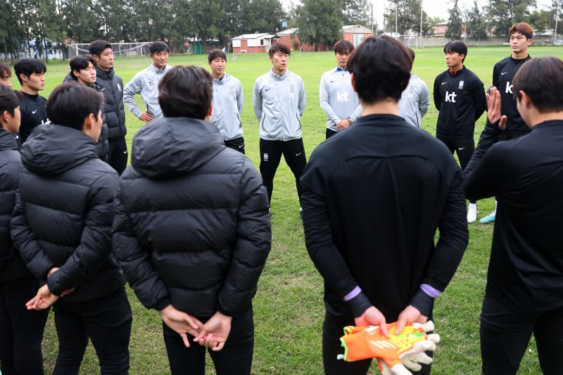 김은중 한국 20세 이하(U-20) 월드컵 축구대표팀 감독이 7일(현지시간) 아르헨티나 라 플라타 하워드 존슨 호텔 인근 훈련장에서 선수들의 회복훈련 전 격려발언을 하고 있다. 2023.6.7/뉴스1 ⓒ News1 이승배 기자