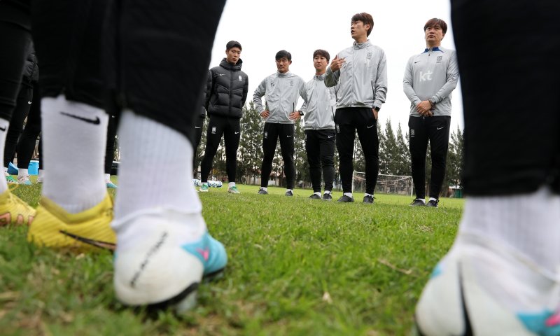김은중 한국 20세 이하(U-20) 월드컵 축구대표팀 감독이 7일(현지시간) 아르헨티나 라 플라타 하워드 존슨 호텔 인근 훈련장에서 선수들이 회복훈련에 임하기에 앞서 발언하고 있다. 2023.6.7/뉴스1 ⓒ News1 이승배 기자