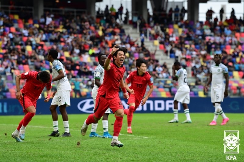 4일(현지시간) 오후 아르헨티나 산티아고 델 에스테로 스타디움에서 열린 2023 국제축구연맹(FIFA) 20세 이하(U-20) 월드컵 8강전 한국과 나이지리아의 경기에서 연장 전반전 첫 번째 골을 넣은 최석현과 선수들이 기뻐하고 있다. (대한축구협회 제공) 2023.6.5/뉴스1