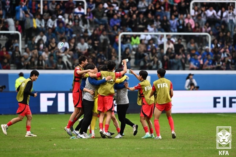 4일(현지시간) 오후 아르헨티나 산티아고 델 에스테로 스타디움에서 열린 2023 국제축구연맹(FIFA) 20세 이하(U-20) 월드컵 8강전 한국과 나이지리아의 경기에서 1:0 승리를 거둔 대한민국 대표팀이 기쁨을 나누고 있다. (대한축구협회 제공) 2023.6.5/뉴스1