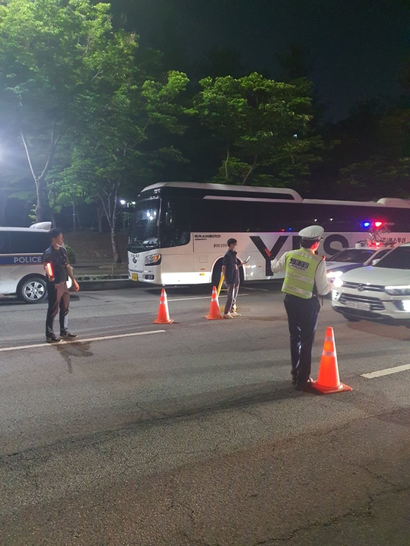 수원시 공무원들이 경찰관과 협업해 체납차량을 단속하고 있다. 수원시 제공.