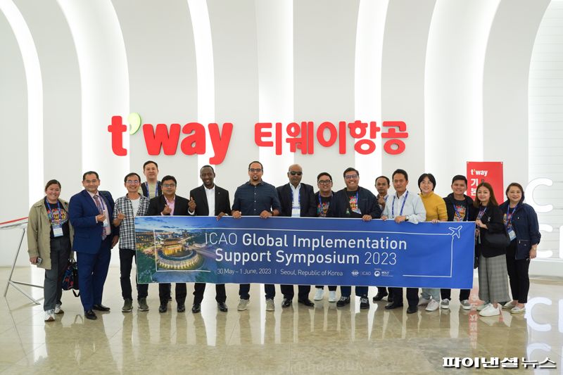 지난 1일 서울 김포공항 화물청사 내 티웨이항공 훈련센터를 방문한 국제민간항공기구(ICAO) 관계자들이 기념촬영을 하고 있다. 티웨이항공 제