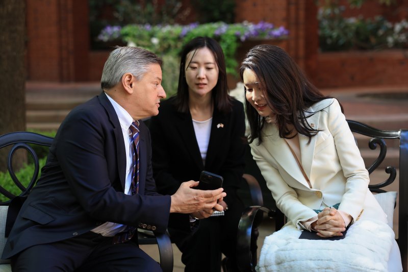 미국을 국빈 방문 중인 윤석열 대통령 부인 김건희 여사가 지난 4월24일(현지시간) 워싱턴DC 블레어하우스에서 테드 서랜도스 넷플릭스 공동 최고경영자(CEO)를 접견하며 대화를 나누고 있다. (대통령실 제공) 2023.4.25/뉴스1 ⓒ News1 오대일 기자