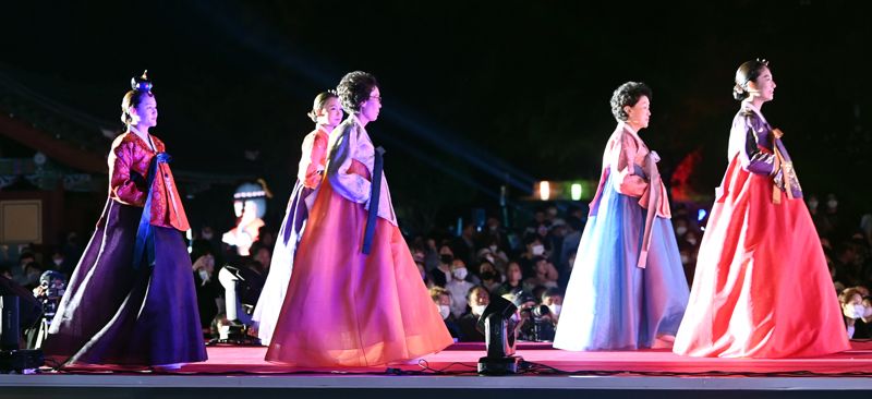오는 5일부터 강릉 경포 벚꽃축제가 개막하는 가운데 축제 인근에서 한복을 대여할 수 있는 홍보부스가 마련된다. 사진은 지난해 강릉에서 열린 한복 패션쇼. fn뉴스 DB
