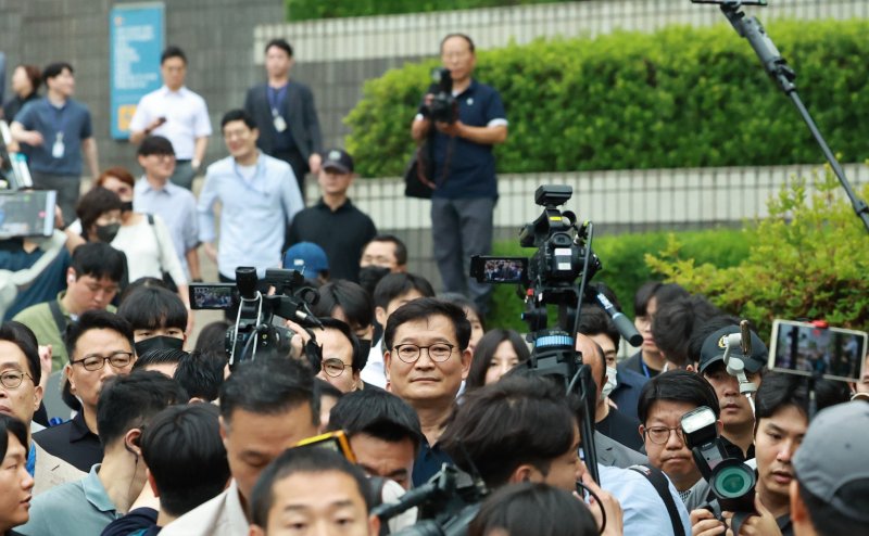 중앙지검 나오는 송영길 전 대표 (서울=연합뉴스) 홍해인 기자 = 더불어민주당 '전당대회 돈봉투 의혹'과 관련해 송영길 전 대표가 7일 서초구 서울중앙지방검찰청에 자진 출석 뒤 검찰 관계자와의 면담이 이뤄지지 않자 되돌아가고 있다. 송 전 대표는 이날 검찰 관계자와의 면담 불발 뒤 검찰청 앞에서 입장 발표를 하고 1인 시위를 벌였다. 2023.6.7 hihong@yna.co.kr (끝)