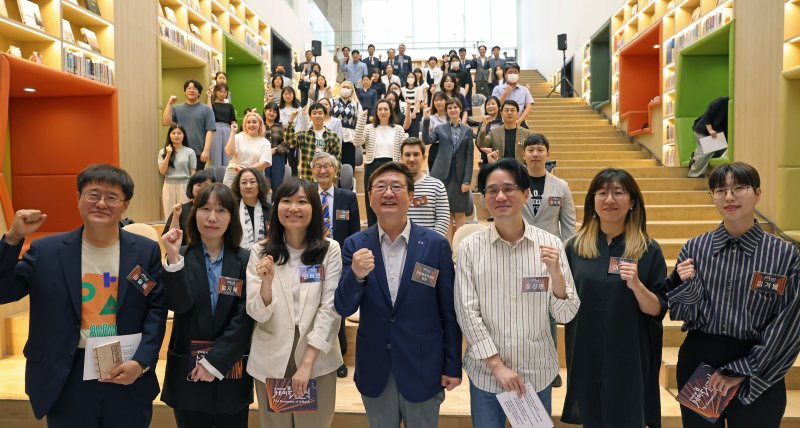 박보균 문화체육관광부 장관이 7일 서울 송파책박물관 어울림홀에서 열린 K-북 비전 선포식에서 참가한 작가들과 기념 촬영하고 있다. 왼쪽부터 김슬옹 작가, 엄지혜 작가, 안희연 작가, 박보균 장관, 장강명 작가, 이수지 작가, 김겨울 작가. 사진=연합뉴스