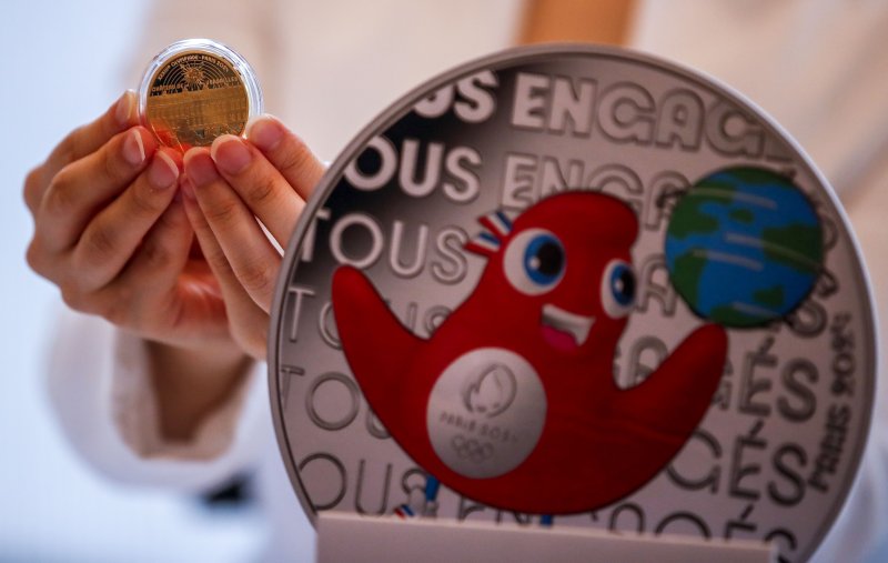 [서울=뉴시스] 정병혁 기자 = 7일 오전 서울 서대문구 주한프랑스대사관에서 열린 '파리 2024 올림픽' 공식 기념주화 실물 공개 행사에서 기념 주화가 공개되어 있다. 2023.06.07. jhope@newsis.com