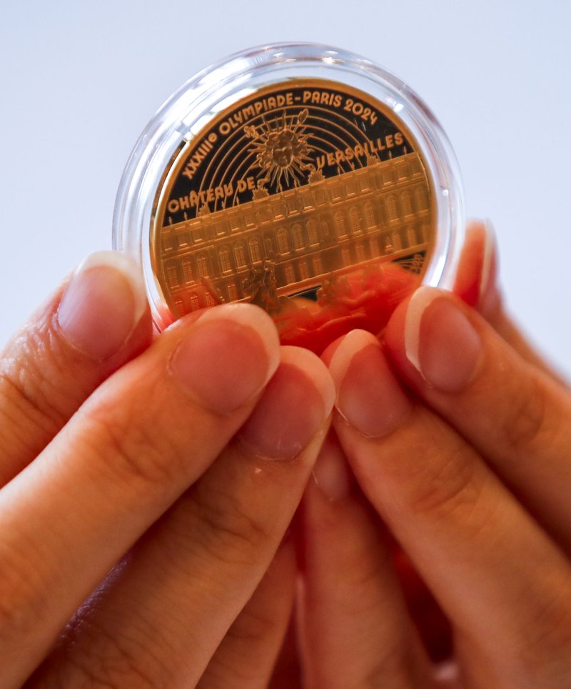 [서울=뉴시스] 정병혁 기자 = 7일 오전 서울 서대문구 주한프랑스대사관에서 열린 '파리 2024 올림픽' 공식 기념주화 실물 공개 행사에서 기념 주화가 공개되어 있다. 2023.06.07. jhope@newsis.com