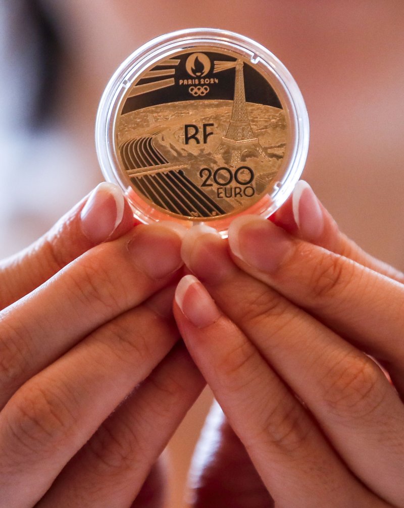 [서울=뉴시스] 정병혁 기자 = 7일 오전 서울 서대문구 주한프랑스대사관에서 열린 '파리 2024 올림픽' 공식 기념주화 실물 공개 행사에서 기념 주화가 공개되어 있다. 2023.06.07. jhope@newsis.com