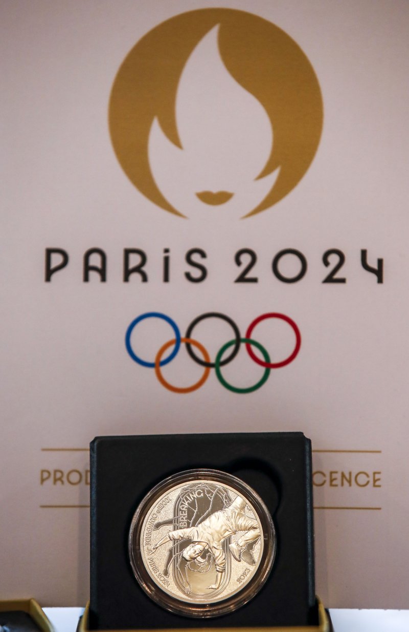 [서울=뉴시스] 정병혁 기자 = 7일 오전 서울 서대문구 주한프랑스대사관에서 열린 '파리 2024 올림픽' 공식 기념주화 실물 공개 행사에서 기념 주화가 공개되어 있다. 2023.06.07. jhope@newsis.com