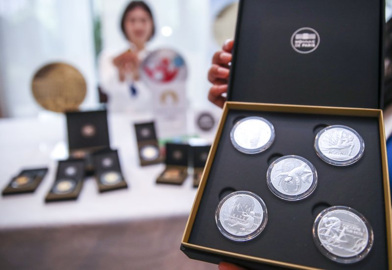 [서울=뉴시스] 정병혁 기자 = 7일 오전 서울 서대문구 주한프랑스대사관에서 열린 '파리 2024 올림픽' 공식 기념주화 실물 공개 행사에서 모델들이 기념 주화를 들고 있다. 2023.06.07. jhope@newsis.com