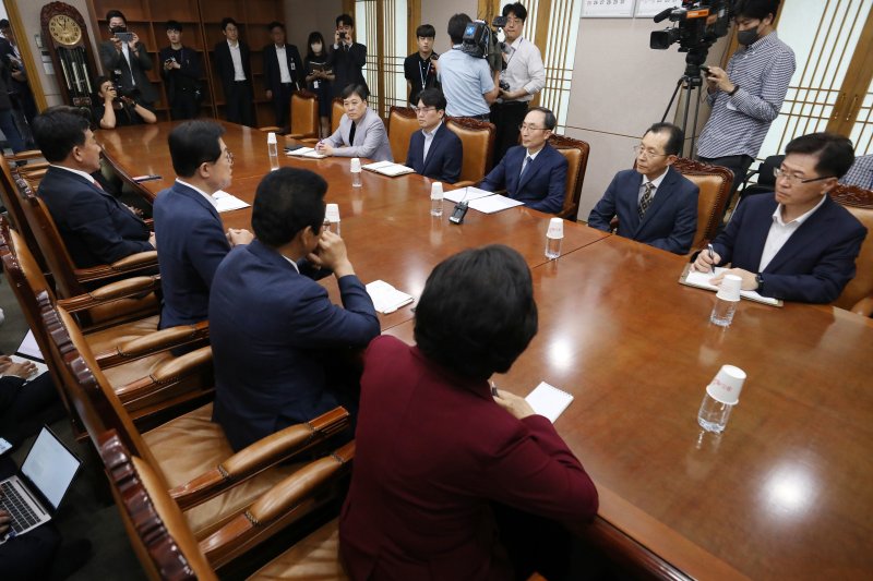 이만희 국회 행정안전위원회 국민의힘 간사와 여당의원들이 7일 오전 경기 과천 중앙선거관리위원회를 항의 방문해 '특혜 채용' 의혹 관련 감사원 감사를 받을 것을 촉구하고 있다. 2023.6.7/뉴스1