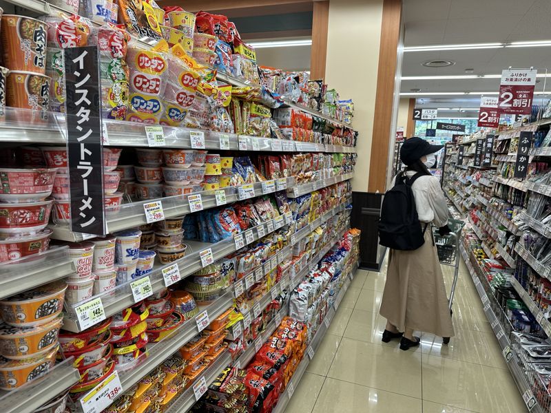 14일 도쿄 신주쿠의 한 대형마트 인스턴트 라면 코너에서 한 소비자가 제품을 살펴보고 있다. 진열대 가장 메인 자리에는 신라면과 붉닭볶음면 등 한국 라면이 배치돼 있고, 아래 쪽에는 신라면 묶음 패키지가 쌓여 있다. 사진=김경민 도쿄특파원