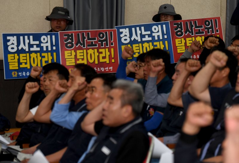 [광양=뉴시스] 변재훈 기자 = 한국노동조합총연맹 집행위원들이 7일 오전 전남 광양시 한국노총 광양지부 회의실에서 열린 제100차 긴급 중앙집행위원회에 참석해 구호를 외치고 있다. 한국노총은 노조 간부 강경 진압·구속에 반발, 이날 사회적 대화 협의체 경제사회노동위원회(경사노위) 탈퇴 여부를 결정한다. 2023.06.07. wisdom21@newsis.com /사진=뉴시스