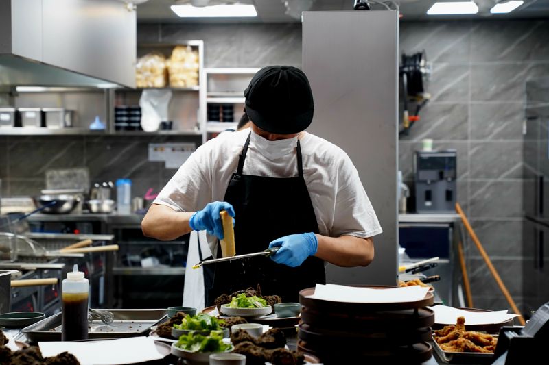 "한조각 한조각 특제소스 붓으로 바른 치킨.. 교촌 맛의 비결입니다"