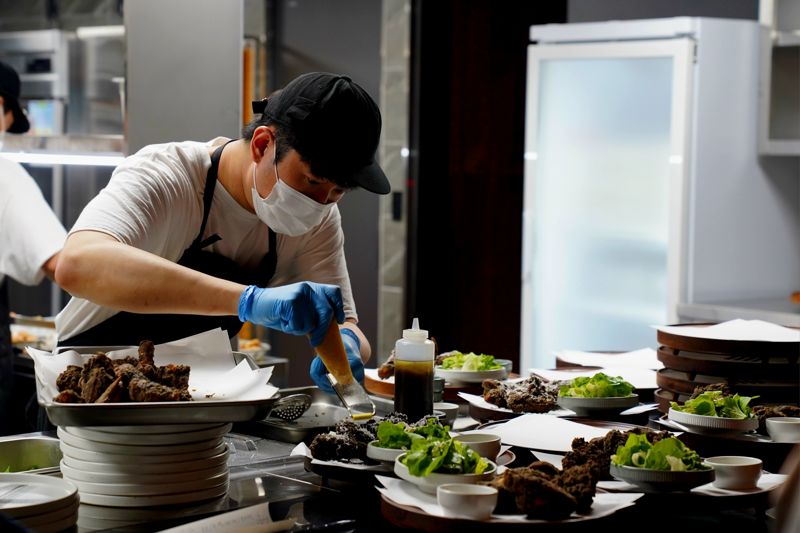 "한조각 한조각 특제소스 붓으로 바른 치킨.. 교촌 맛의 비결입니다"