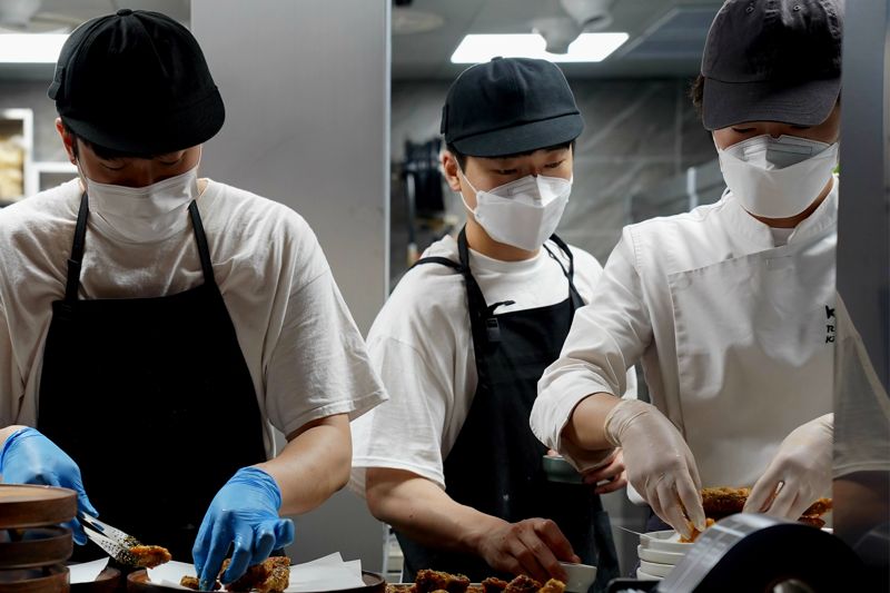 교촌치킨 직원이 7일 쇼키친에서 치킨을 조리하고 있다. 사진=박문수 기자