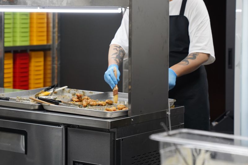 "한조각 한조각 특제소스 붓으로 바른 치킨.. 교촌 맛의 비결입니다"