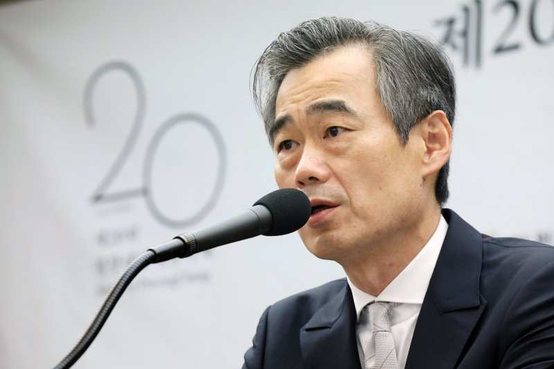 [서울=뉴시스] 박진희 기자 = 제20회 평창대관령음악제 양성원 신임 예술감독이 7일 서울 중구 프레스센터에서 제20회 평창대관령음악제 기획의도 및 프로그램을 소개하고 있다. 올해 20주년을 맞이하는 평창대관령음악제는 '자연(Nature)'을 주제로 강원도의 자연과 어우러지는 프로그램을 기획하여 국내외 정상급 연주자들과 젊은 예술가들의 공연을 선보일 예정이다. 2023.06.07. pak7130@newsis.com