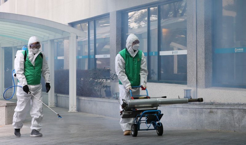 보건소 관계자들이 폐쇄된 응급실 주변을 방역하고 있다. 2020.2.27/뉴스1 ⓒ News1 윤일지 기자