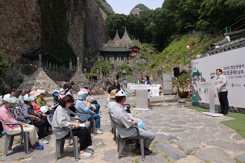 7일 전북 진안군이 마이산에서 김종필 부군수와 문화체육관광부, 한국관광공사 관계자 등이 참석한 가운데 ‘무장애 열린관광지’ 준공식을 갖고 있다.(진안군제공)2023.6.7/뉴스1