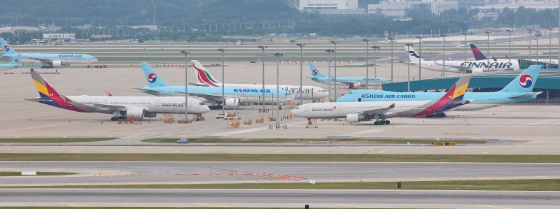 지난 7일 인천국제공항에 대한항공, 아시아나항공 여객기들이 세워져 있다. 연합뉴스