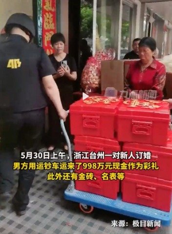현금을 운반하고 있는 보안회사 직원들 - 웨이보 갈무리 /사진=뉴스1