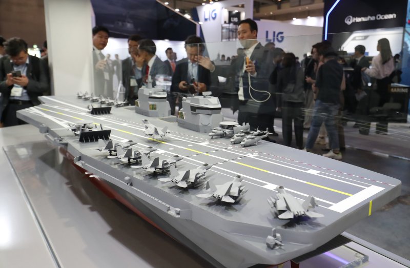 HD현대중공업은 7일 '2023 부산국제조선해양대제전'에서 차세대 한국형 구축함(KDDX) 모형을 처음 공개했다. 사진은 HD현대중공업 부스에 전시된 KDDX 모형. 뉴스1