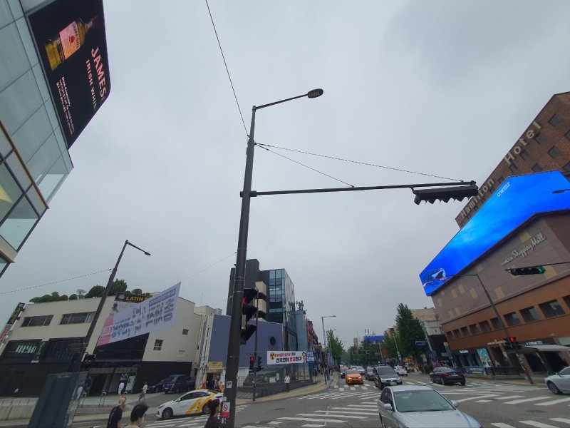 [서울=뉴시스]김혜경 기자= 교촌치킨이 오는 8일 서울 용산구 이태원동에 플래그십 스토어 '교촌필방'을 오픈한다. 교촌필방은 유동인구가 많은 해밀톤호텔 사거리 건너편 3층 건물 중 1층에 자리잡았다.202306.07.