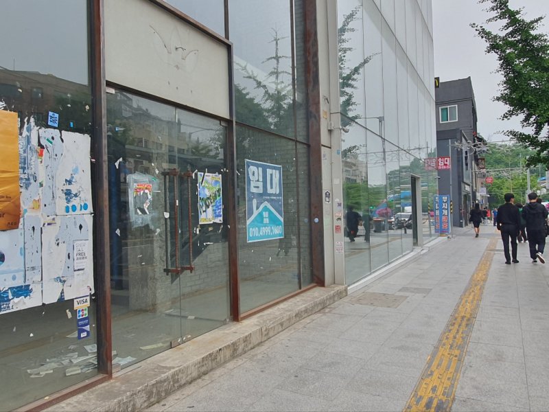 [서울=뉴시스]김혜경 기자 = 7일 서울 용산구 이태원동 거리의 모습. 대로변에 위치한 거리 곳곳에 공실 상태로 임차인을 기다리는 곳들이 눈에 띄었다. 2023.06.07,