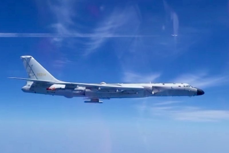 7일(현지시간) 러시아 공군이 공개한 합동 비행 영상에서 중국군의 훙(轟·H)-6K 전략 폭격기가 태평양 상공을 날고 있다.타스연합뉴스