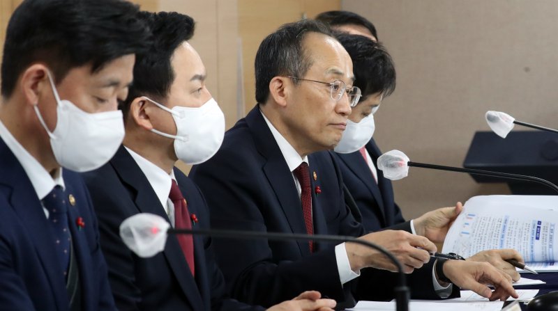 추경호 경제부총리 겸 기획재정부 장관과 관계부처 장·차관들이 21일 서울 종로구 세종대로 정부서울청사에서 2023년 경제정책방향 합동 발표를 하고 있다. 2022.12.21/뉴스1 ⓒ News1 김명섭 기자