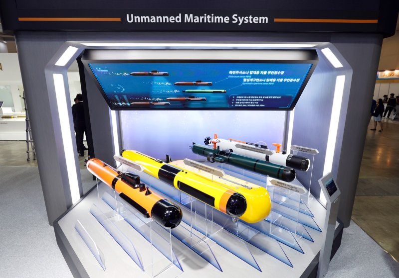 [서울=뉴시스]한화시스템이 해양무인체계를 선보이고 있다. 해양무인체계는 인명손실을 최소화하기 위해 대함전·대잠전·대기뢰전 등에 활용되는 미래 전장의 핵심 전력이다.(사진=한화시스템 제공)