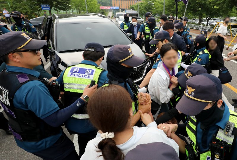 7일 서울 구로구 서울남부구치소에서 보석 석방된 박희영 용산구청장의 차량 앞으로 10.29 이태원 참사 유가족협의회가 가로막자 경찰이 저지하고 있다. 서울서부지법 형사합의11부는 박 구청장과 최원준 전 용산구청 안전재난 과장의 보석 청구를 인용했다. 2023.6.7/뉴스1 ⓒ News1 장수영 기자