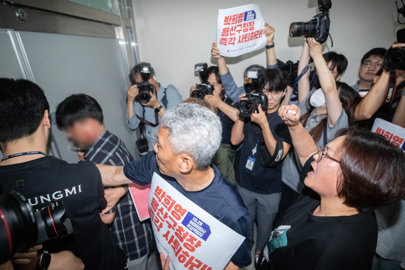 이태원 참사 유가족들이 8일 오전 서울 용산구청에서 이태원 참사에 부실하게 대응한 혐의로 기소된 박희영 용산구청장 출근을 저지하기 위해 손 피켓을 들고 항의하고 있다. 2023.6.8/뉴스1 ⓒ News1 이재명 기자