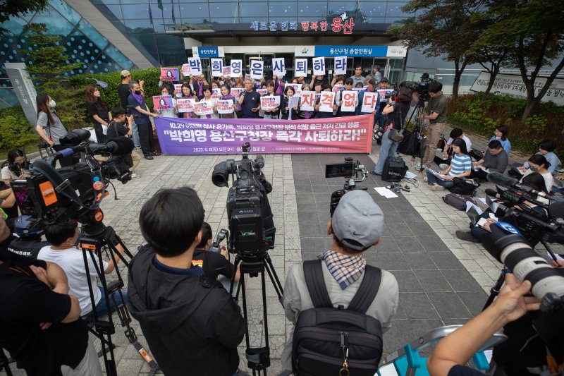 송진영 이태원 참사 유가족협의회 대표 직무대행이 8일 오전 서울 용산구청 앞에서 열린 용산구청장 사퇴 촉구 기자회견에서 발언을 하고 있다. 2023.6.8/뉴스1 ⓒ News1 이재명 기자