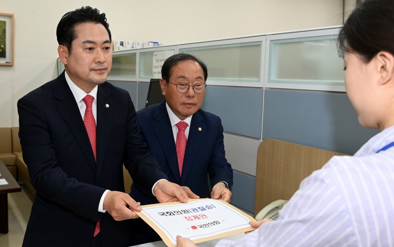 국민의힘 임병헌 원내부대표와 장동혁 원내대변인이 8일 오전 서울 여의도 국회 의안과에서 권칠승 더불어민주당 의원에 대한 징계안을 제출하고 있다. 사진=뉴시스