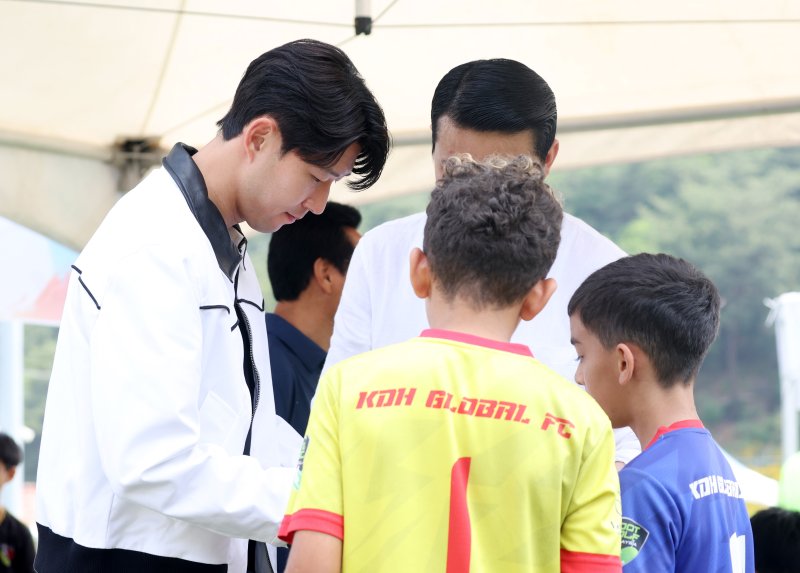 손흥민이 8일 춘천 손흥민체육공원에서 열린 '손흥민 국제 유소년 친선 축구대회'에 참석해 해외 유소년 선수에게 사인해주고 있다. 연합뉴스