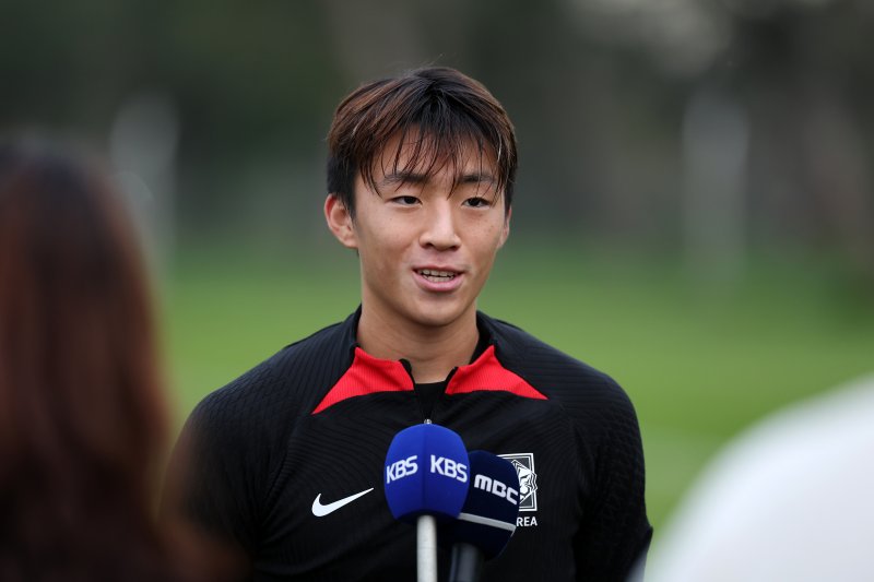 한국 20세 이하(U-20) 월드컵 축구대표팀 이지한이 7일(현지시간) 아르헨티나 에스탄시아 치카 훈련장에서 훈련을 마치고 취재진과 인터뷰하고 있다. 2023.6.8/뉴스1 ⓒ News1 이승배 기자