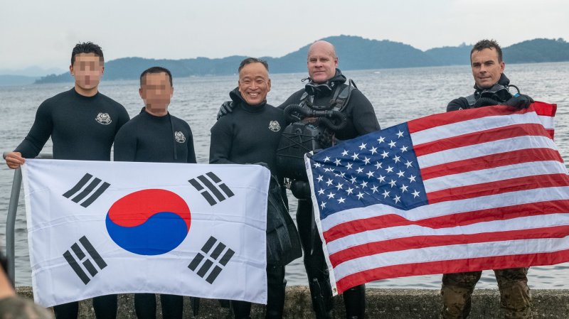 박후병 해군특수전전단장과 마이클 마틴 주한 미 특수전사령관이 경남 진해 인근 해역에서 잠수훈련을 함께한 뒤 기념촬영을 하고 있다. (주한 미 특수전사령부 제공)