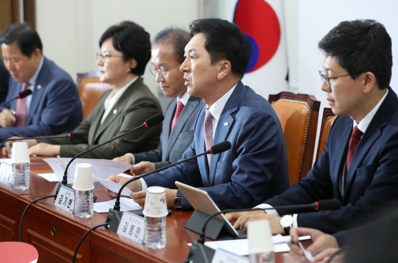 [서울=뉴시스] 이영환 기자 = 김기현 국민의힘 대표가 8일 오후 서울 여의도 국회에서 열린 최고위원회의에서 발언을 하고 있다. 2023.06.08. 20hwan@newsis.com