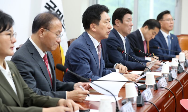 [서울=뉴시스] 이영환 기자 = 김기현 국민의힘 대표가 8일 오후 서울 여의도 국회에서 열린 최고위원회의에서 발언을 하고 있다. 2023.06.08. 20hwan@newsis.com