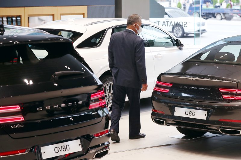 8일 서울 시내 현대자동차 영업점에서 직원이 차량을 살펴보고 있다. 뉴스1