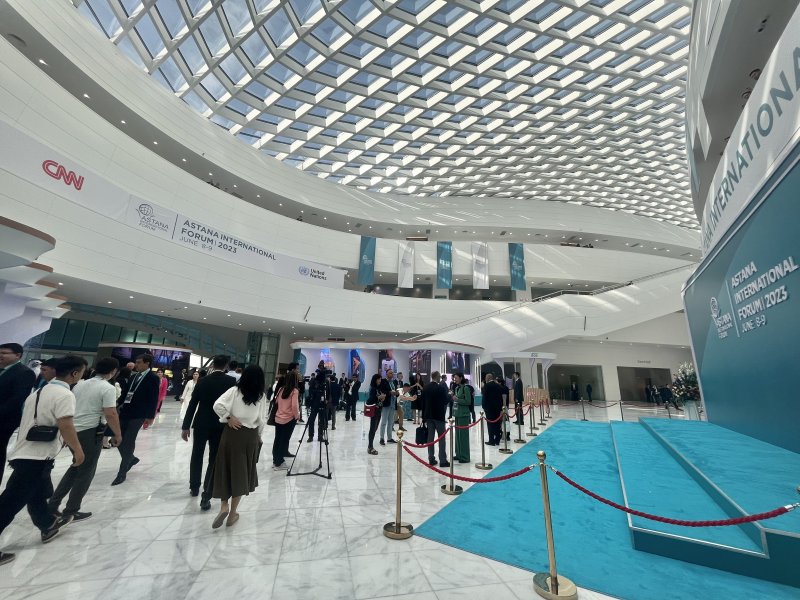 8일(현지시간) 오전 9시. 카자흐스탄 수도 아스타나 콘그레스센터에서 2023 아스타나 국제 포럼(AIF)에 참석한 각국의 취재진들의 열기가 뜨겁다. . 2023.06.08 /뉴스1 ⓒ News1 이유진 기자