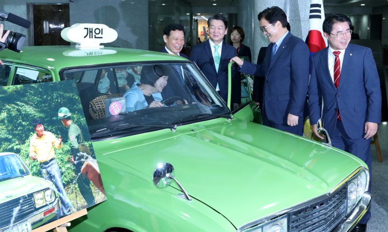 [서울=뉴시스] 이영환 기자 = 16일 오전 서울 여의도 국회 의원회관 로비에서 열린 5.18 진상규명특별법 국회통과를 위한 힌츠페터 5.18 사진전에 참석한 정의당 이정미(왼쪽부터) 대표, 윤장현 광주시장, 국민의당 안철수 대표, 더불어민주당 우원식 원내대표, 국민의당 최경환 의원이 브리사 택시를 살펴보고 있다. 2017.10.16. 20hwan@newsis.com